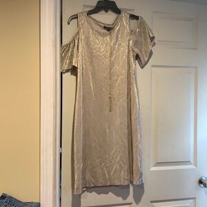 NWOT WORN ONCE Dress Barn Roz & Ali Cold Shoulder Gold Dress w/Necklace 🌸